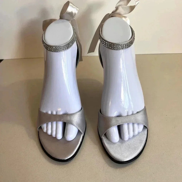 New in box Women's Colorifics Sandals, Silver, Size 8 M - Picture 2 of 15